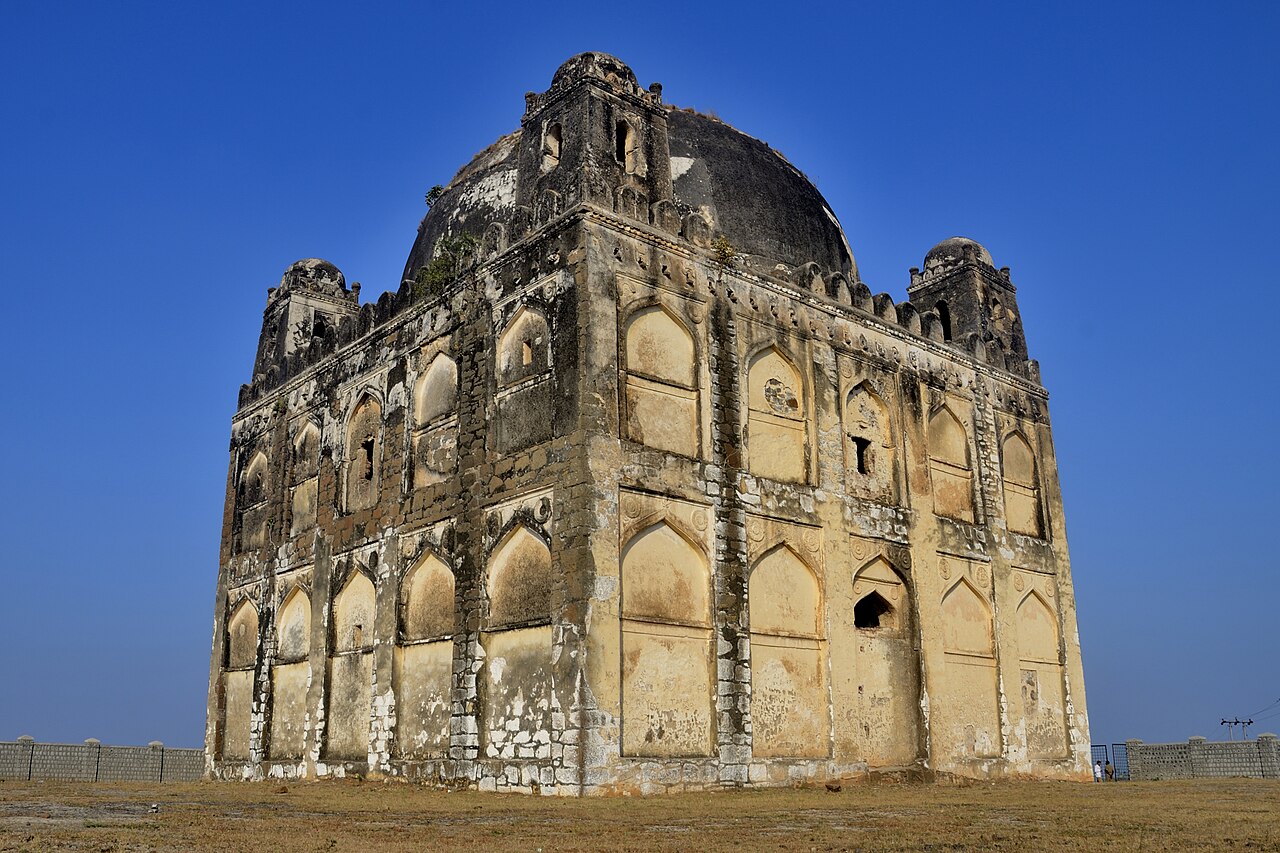 Massive Chor Gumbaz dome architecture